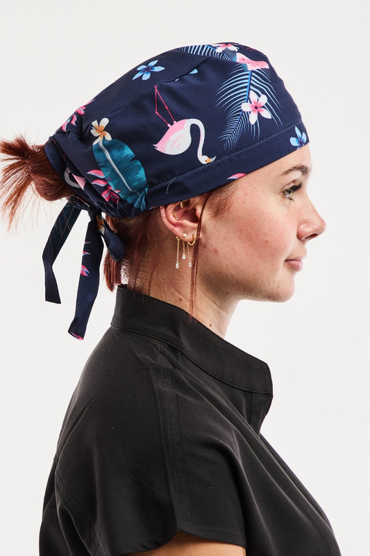 Bedrukte medische muts - Roze flamingo's op marine