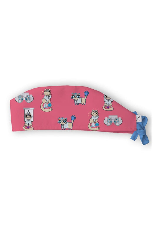 Roze medische muts van Aelin met unieke kattenmotieven en blauw lint, Grey’s Anatomy-stijl