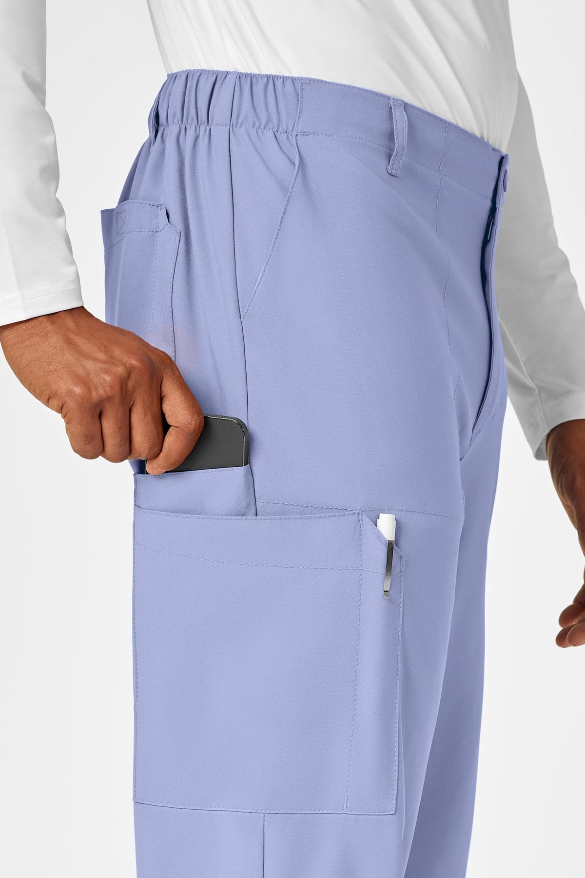 Lichte paarse medische broek met zakken voor een complete medische set