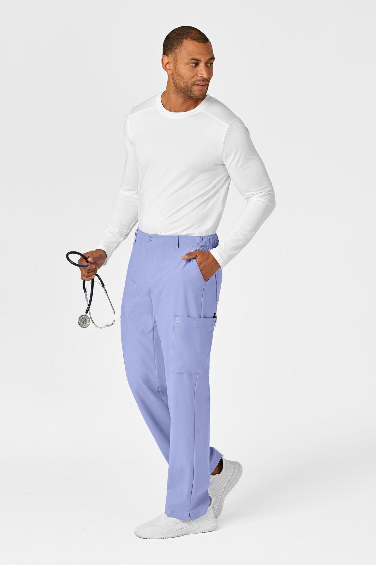 Man in een complete medische set, wit shirt en lichtpaarse scrubbroek