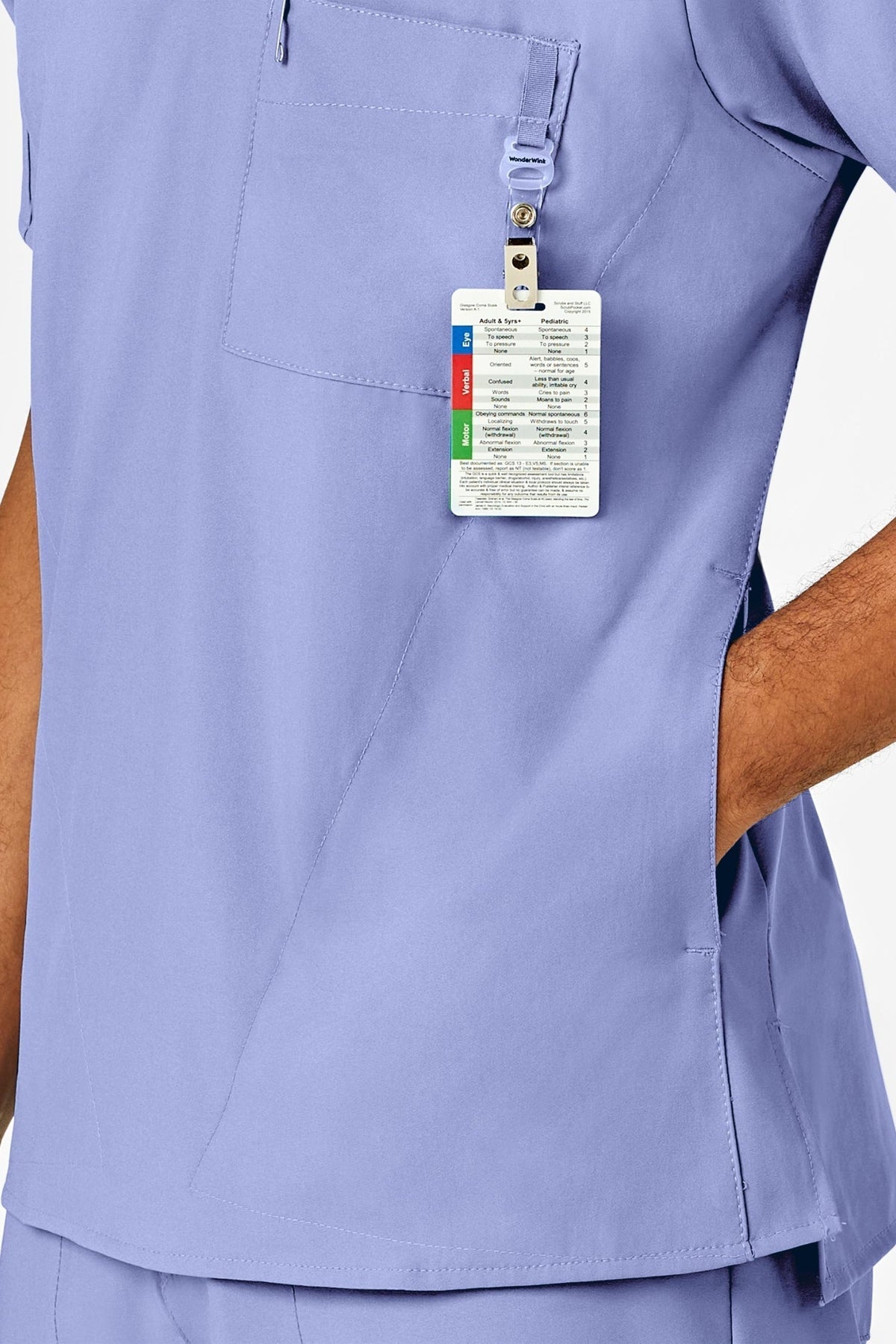 Badge op een hemelsblauwe medische set voor heren