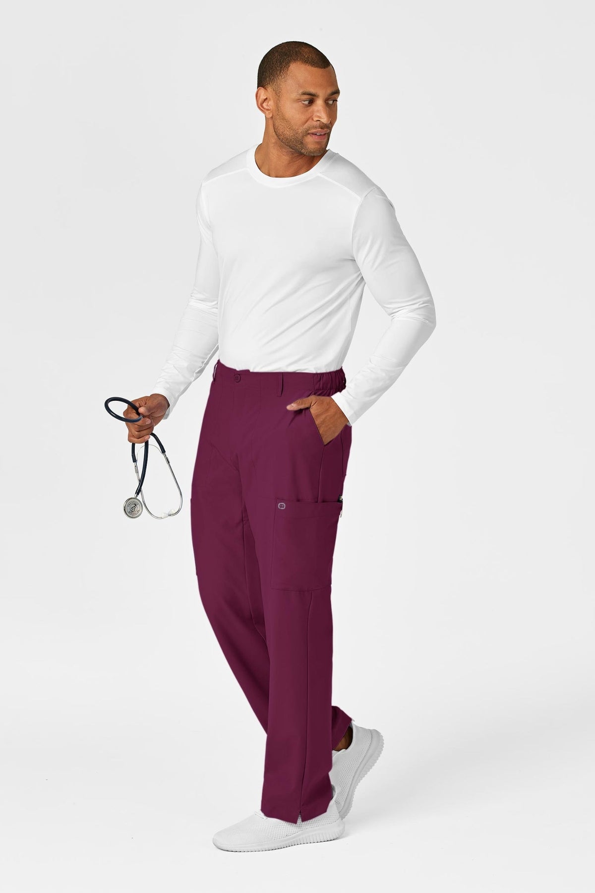 Bordeaux broek gecombineerd met een wit shirt voor een complete medische set